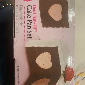 NEW- never used decorative cake pan